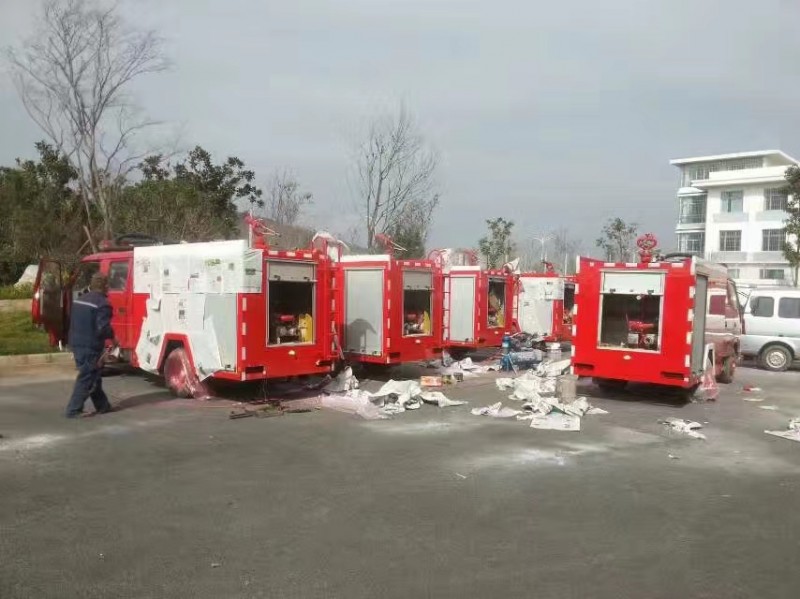 我公司给云南昭通乡镇消防队维修翻新消防车辆