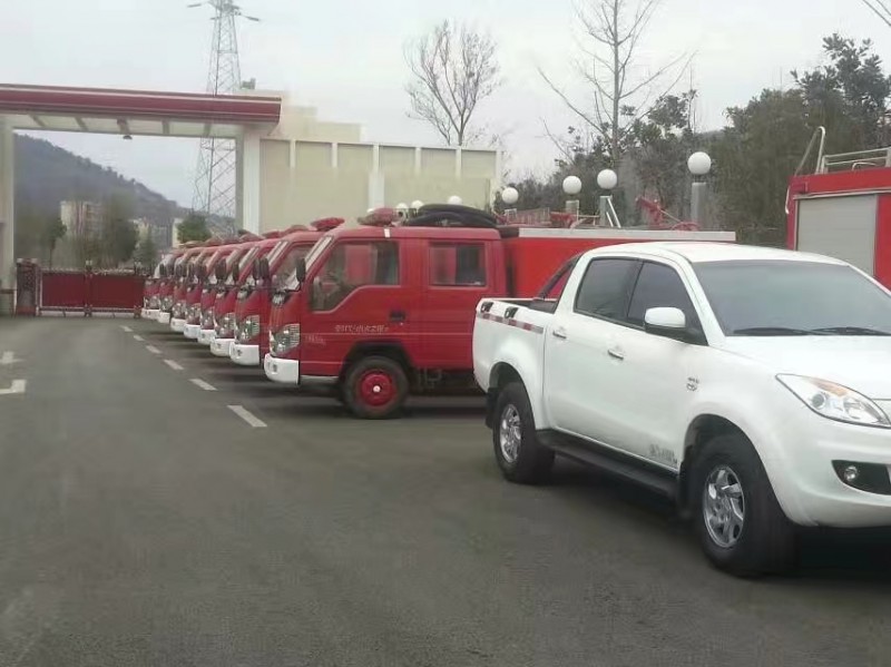 我公司给云南昭通乡镇消防队维修翻新消防车辆。